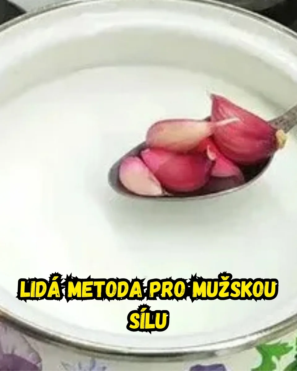 Muž trénující s činkami